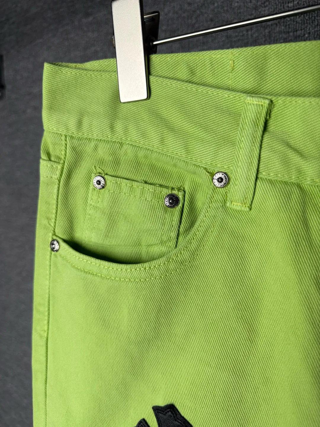 P270 💰 (Top version) Chrome hearts CH green cow king Yang Mi same style sex recods limited green cow jeans Really restores the ultimate texture of Vintage Special Italian cowhide printing and cutting Customized sheepskin three-layer thick line leather The whole body is spliced in heavy water washing process Craftsmen hand-splash ink You can see the details Three-dimensional cutting version Loose and comfortable, not picky about the figure Look taller and thinner Large factory Seiko Original factory quality control Same style for men and women. Can be matched with couples. Versatile recommendation. Must-have jeans for all seasons. Color: green Size: 28-30-32-34 (corresponds to S-M-L-XL)